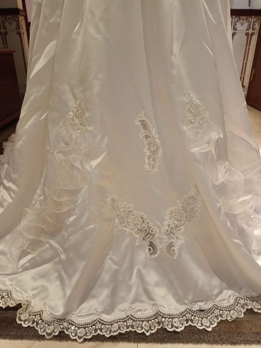 Vestido de noiva branco acetinado