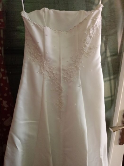 Suknia ślubna z krótkim trenem gładka z koronką i perełkami