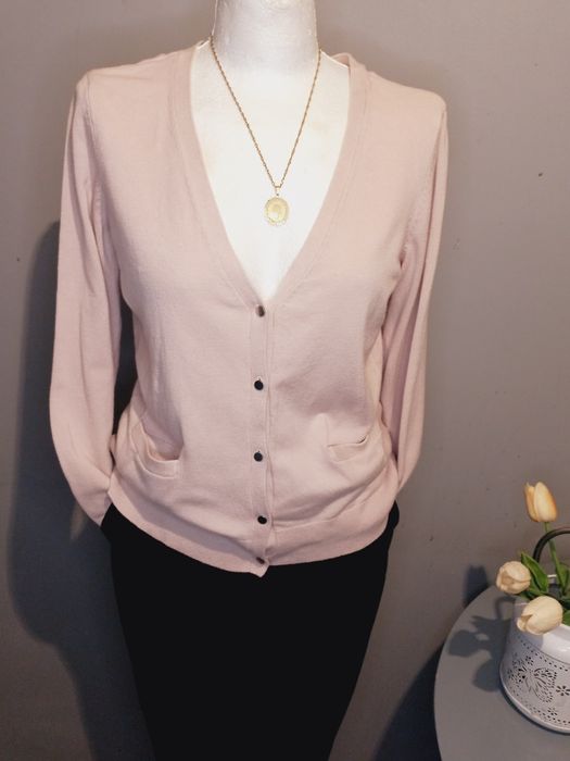 Swetrek na guziki pudrowy róż M