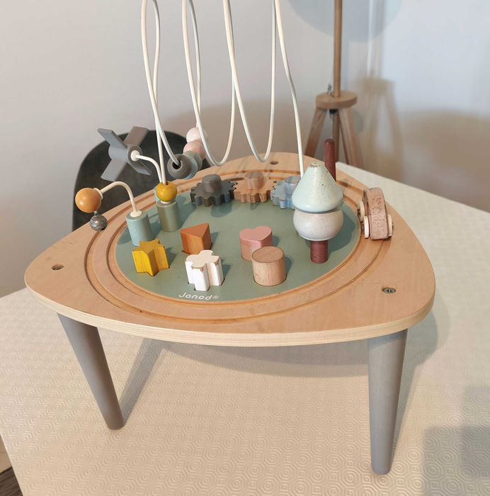 Mesa de atividades em madeira