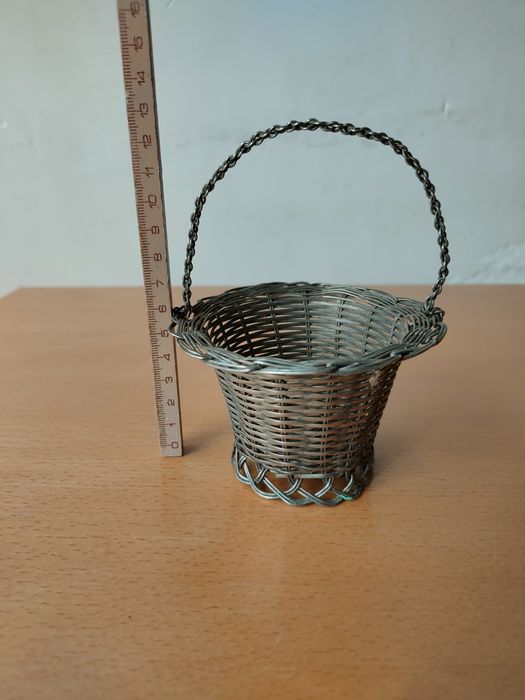 Conjunto de cestas antigas em metal.