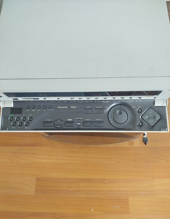 Професійний відеомагнітофон Panasonic серії AG-4700