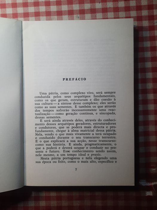 A Nau e o Graal  Dalila L. Pereira  da Costa