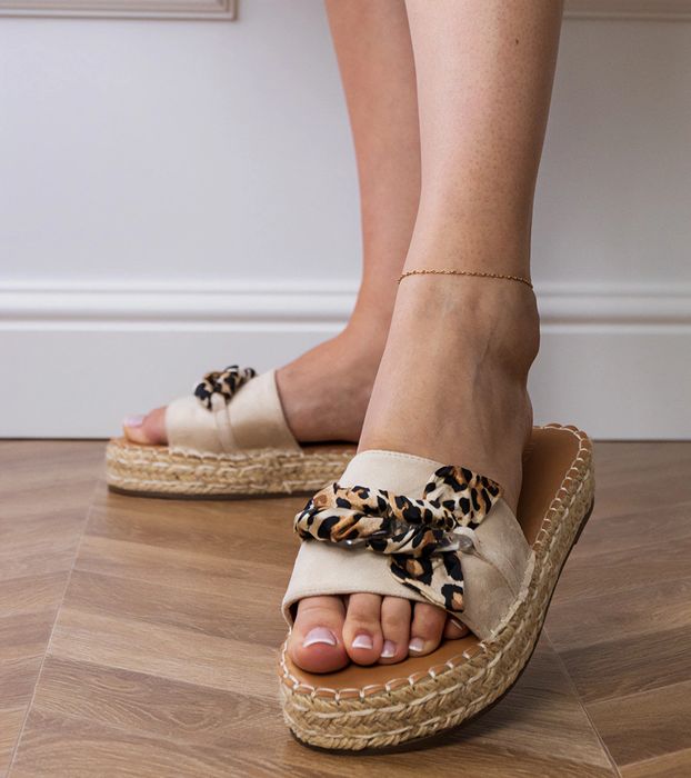 Białe klapki espadryle z kokardką Kartis