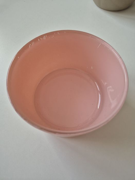 Różowa szklana osłonka doniczka na kwiaty używana