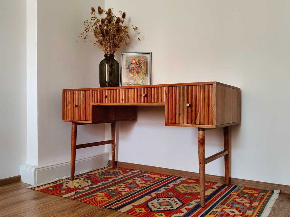 Biurko drewniane mid-century - Designerskie biurko Unodesign - Biurko z szufladami z litego drewna akacji
