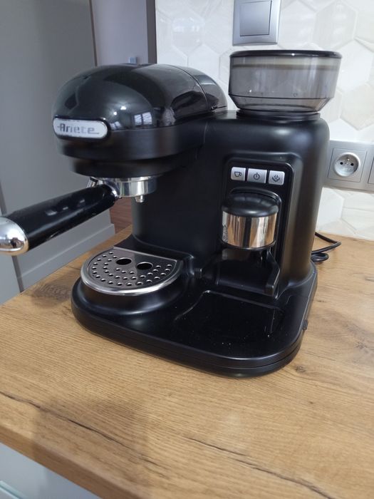Ekspres do kawy kolbowy z młynkiem – Ariete (czarny)
Na sprzedaż elega