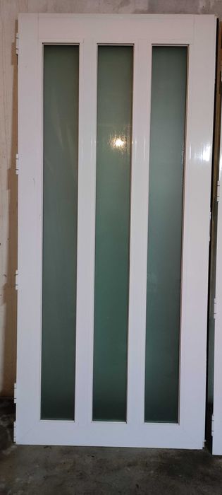 Portas externas de PVC branco, com seus batentes, em excelente estado.