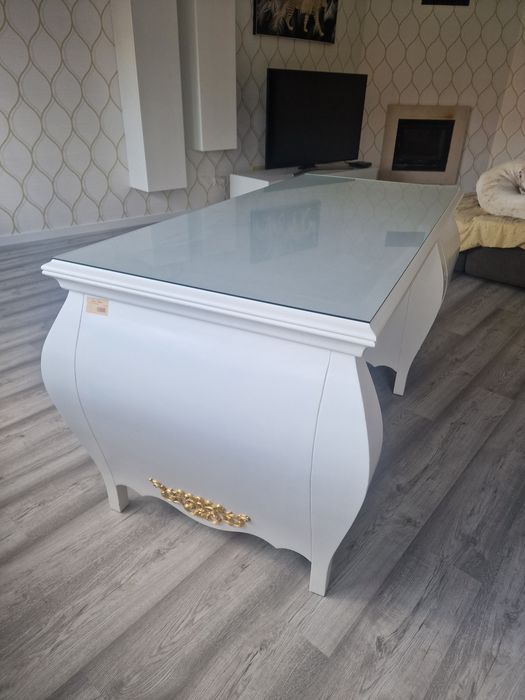 Secretaria branca com apontamentos dourados