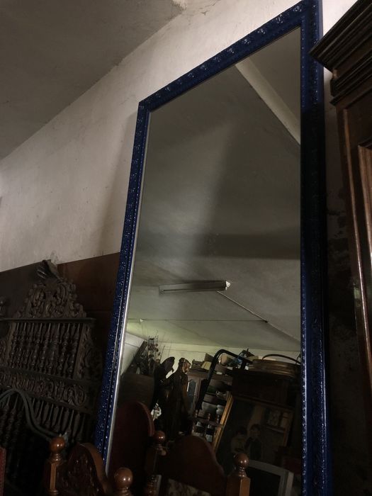 Espelho moldurado em madeira