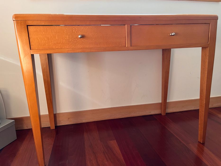 Secretária e cadeira