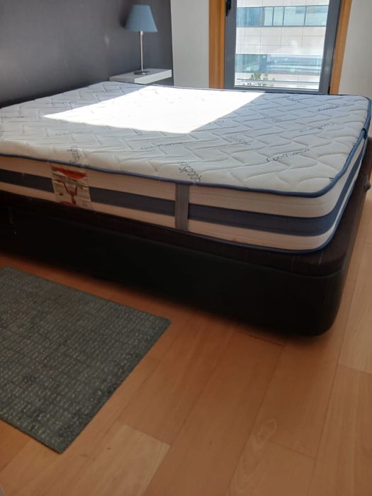 Vende-se cama com estrado e colção semi novo