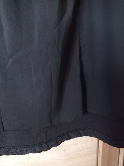 Czarna spódnica ołówkowa za kolano,karbowana ,z podszewka