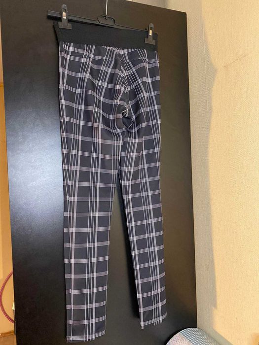 Czarno białe spodnie legginsy w kratkę z suwakami śliskie Stradivarius