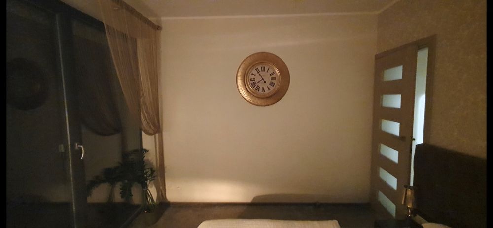 Duży, metalowy, złoty zegar glamour
