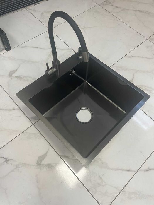 Мойка Lidz 5050 см черная и смеситель для кухни Kraft гибкий, черный.