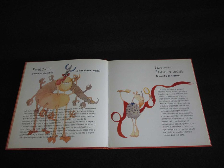 Livros Guia Familiar para os Monstros lá de Casa Marijanovic 2 volumes