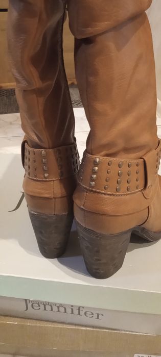 Buty kozaki długie na obcasie.