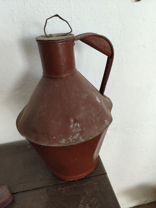 Reservatórios de água, azeite e uvas antigos