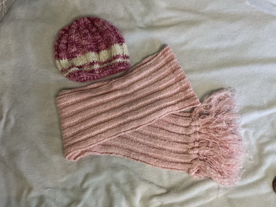 Вʼязані шарф та шапка рожевий колір