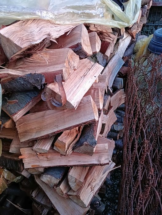 Drewno do wędzarni pieca łupane układane