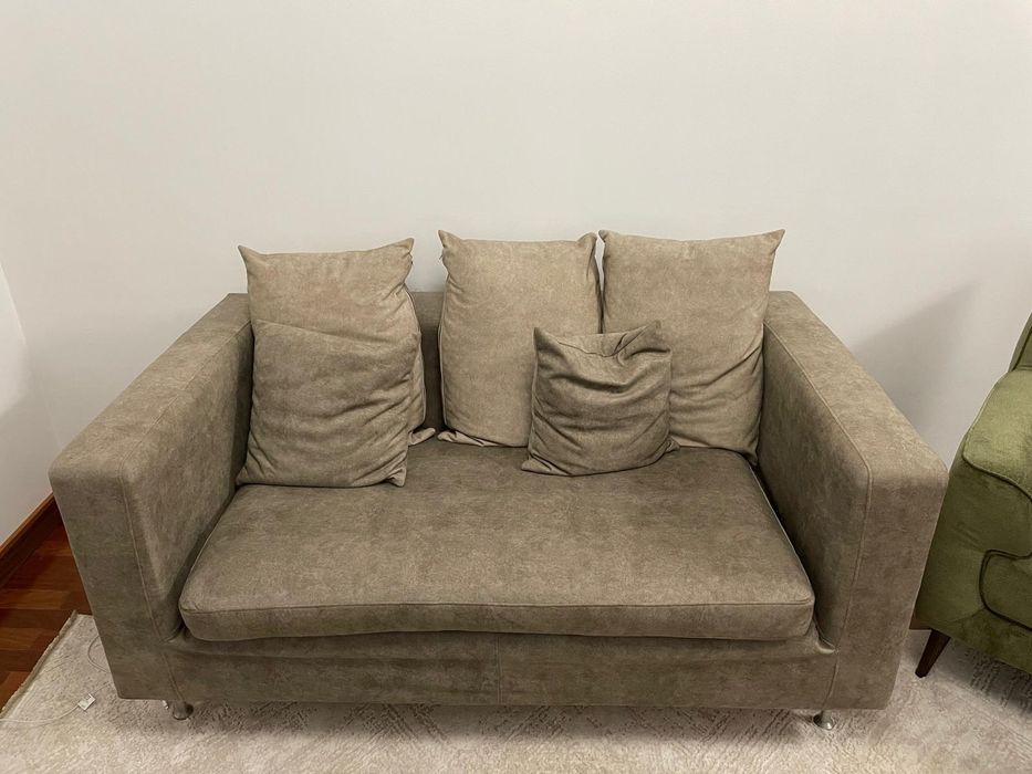 Sofá de dois lugares castanho e bege