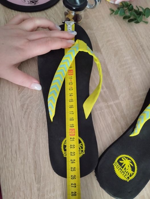 Klapki japonki z neonowymi paskami