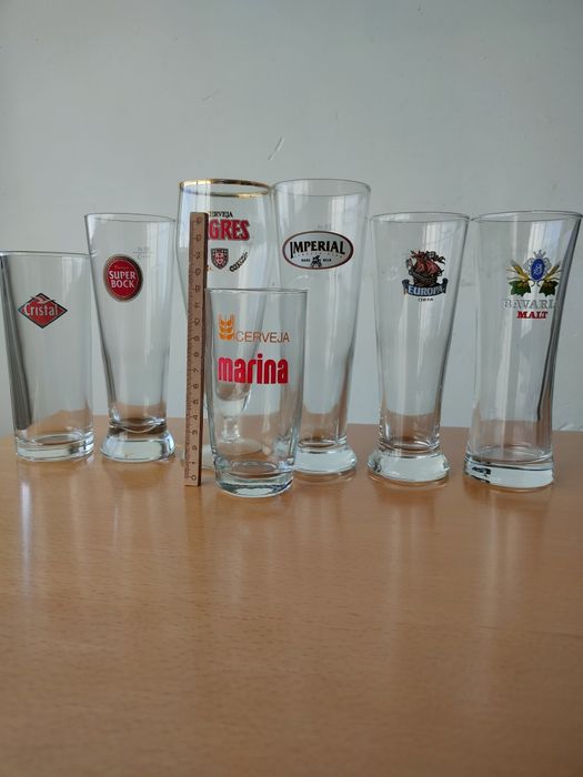 Conjunto de copos de cerveja para coleccionadores.