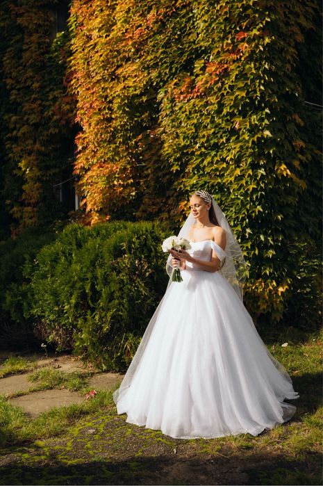 Біла весільна сукня