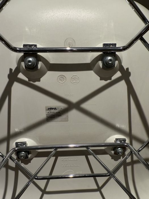 Cadeira Eames Plastic Armchair RE RAR, da VITRA