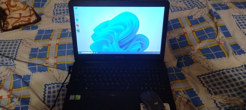 Продам ноутбук Асус  все повросы по телефону.