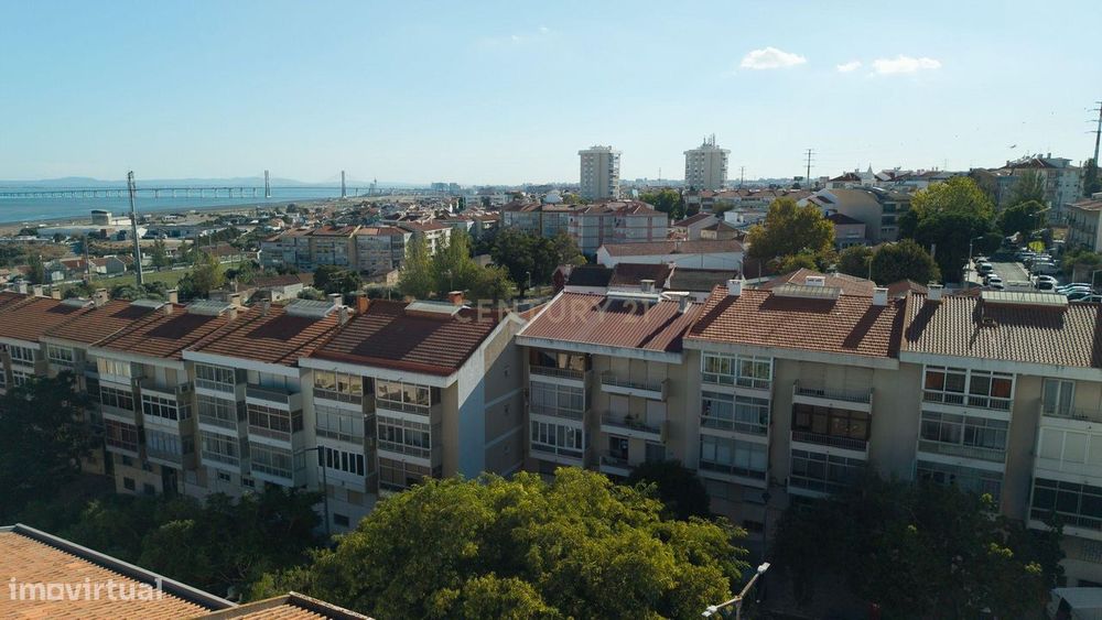 Apartamento T2 Renovado com Varanda e Arrecadação em São João da Talha
