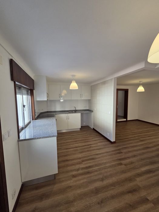 Alugo  T2+1 com 300m2 de jardim