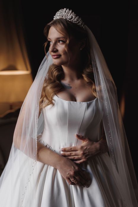 Весільна сукня з неперевершеним шлейфом