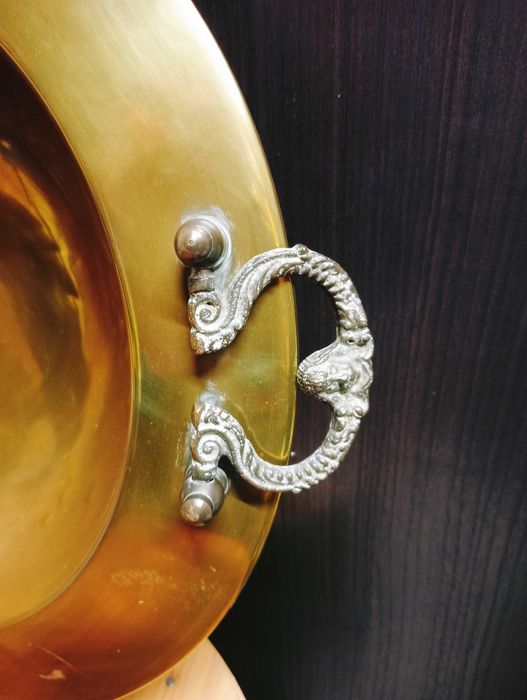 Braseira antiga com asas