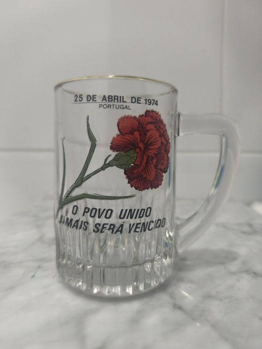 Caneca 25 de abril - o povo unido jamais será vencido