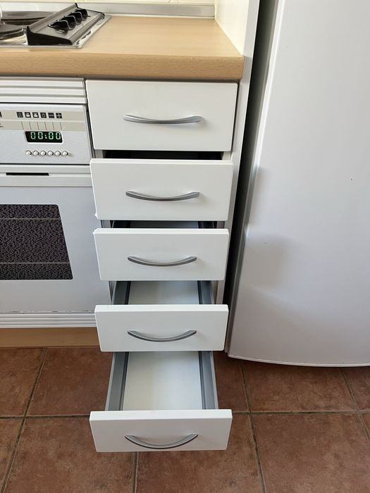 Moveis de cozinha, em L, com alguns eletrodomesticos