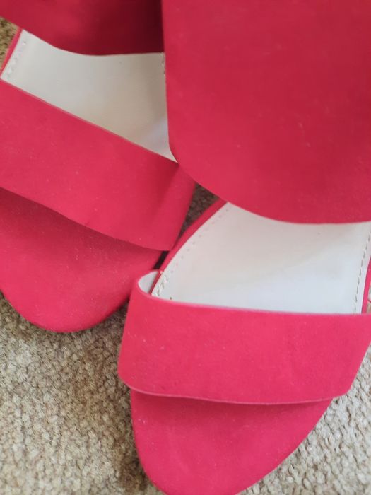 Босоніжки на каблуку