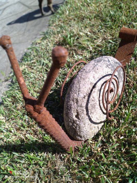 Caracol artesanal em pedra e ferro