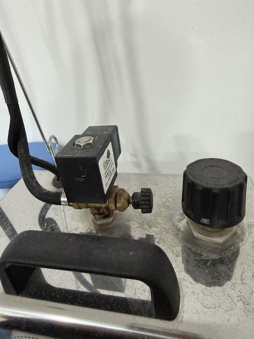 Sistema de Engomar Profissional Battistella - Caldeira (2.8 L) e Mesa com base aquecida e unidade de vácuo incorporada