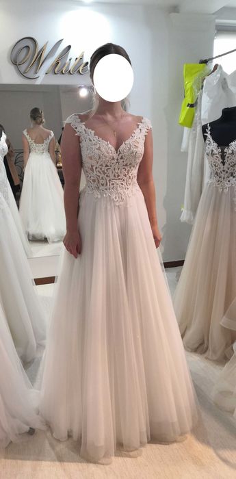 suknia ślubna zdobiona góra odkryte plecy welon