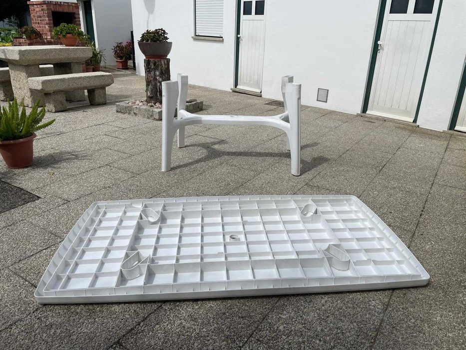Conjunto de mesa e 6 cadeiras em plástico branco – ideal para exterior