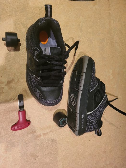 Sapatos com rodas em bom estado