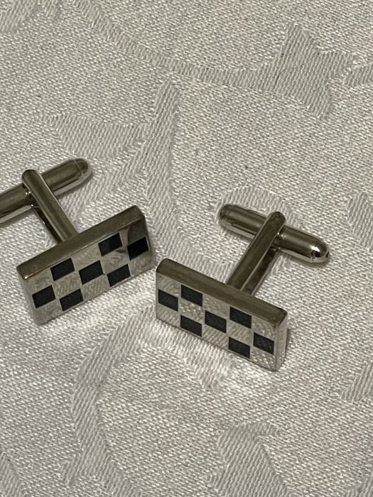 Сріблясті запонки в ідеальному стані