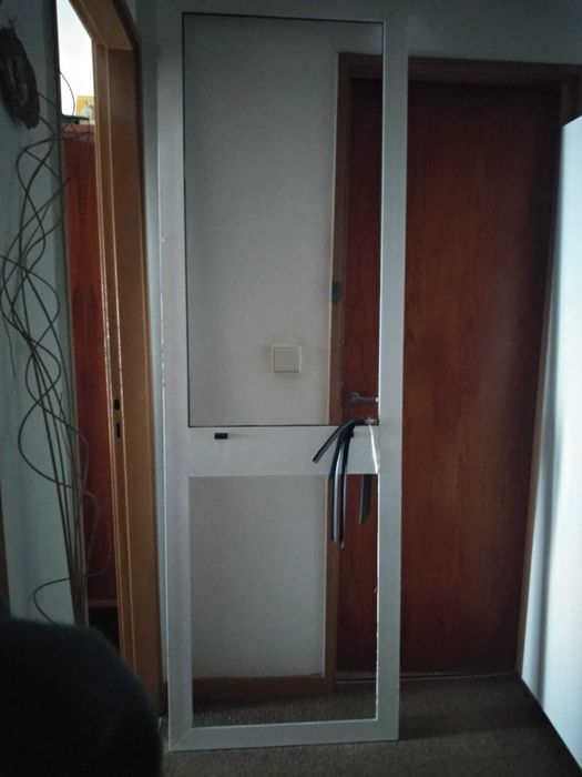 Janela de alumínio lacado com vidro duplo.