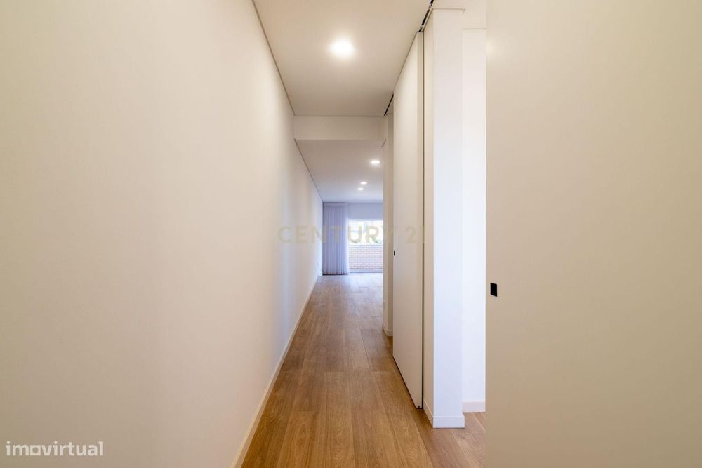 Apartamento T1 Remodelado e Mobilado no Primeiro Andar, Praia da Madal