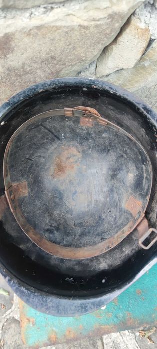 Czechosłowacki metalowy kask strażacki z odznaką