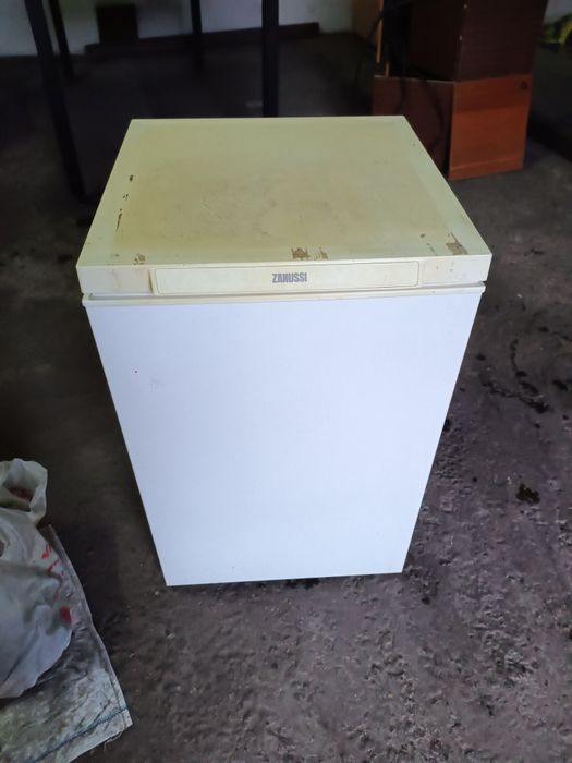 продам морозильну камеру Zanussi