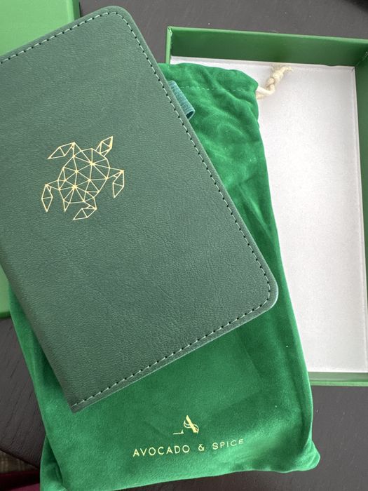 Caderno Avocado & Spice – Edição Tartaruga Dourada (Novo)