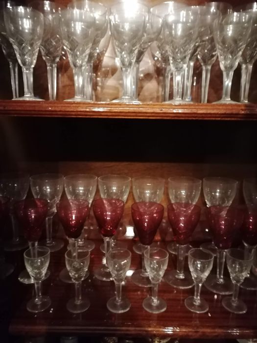 Conjunto de copos de cristal com mais de 50 anos